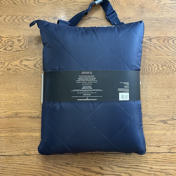 UGG Wanderlust Packable Sherpa Outdoor Travel Blanket 60'' x 72'' Navy Blue NEW! - Picture 3 of 4